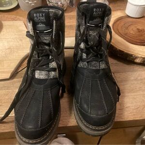 Roxy Alpine Collection Black Boots like new 9 sold out